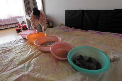 永宁楼上漏水，住户失联，小区没物管，业主维权难！律师来支招……